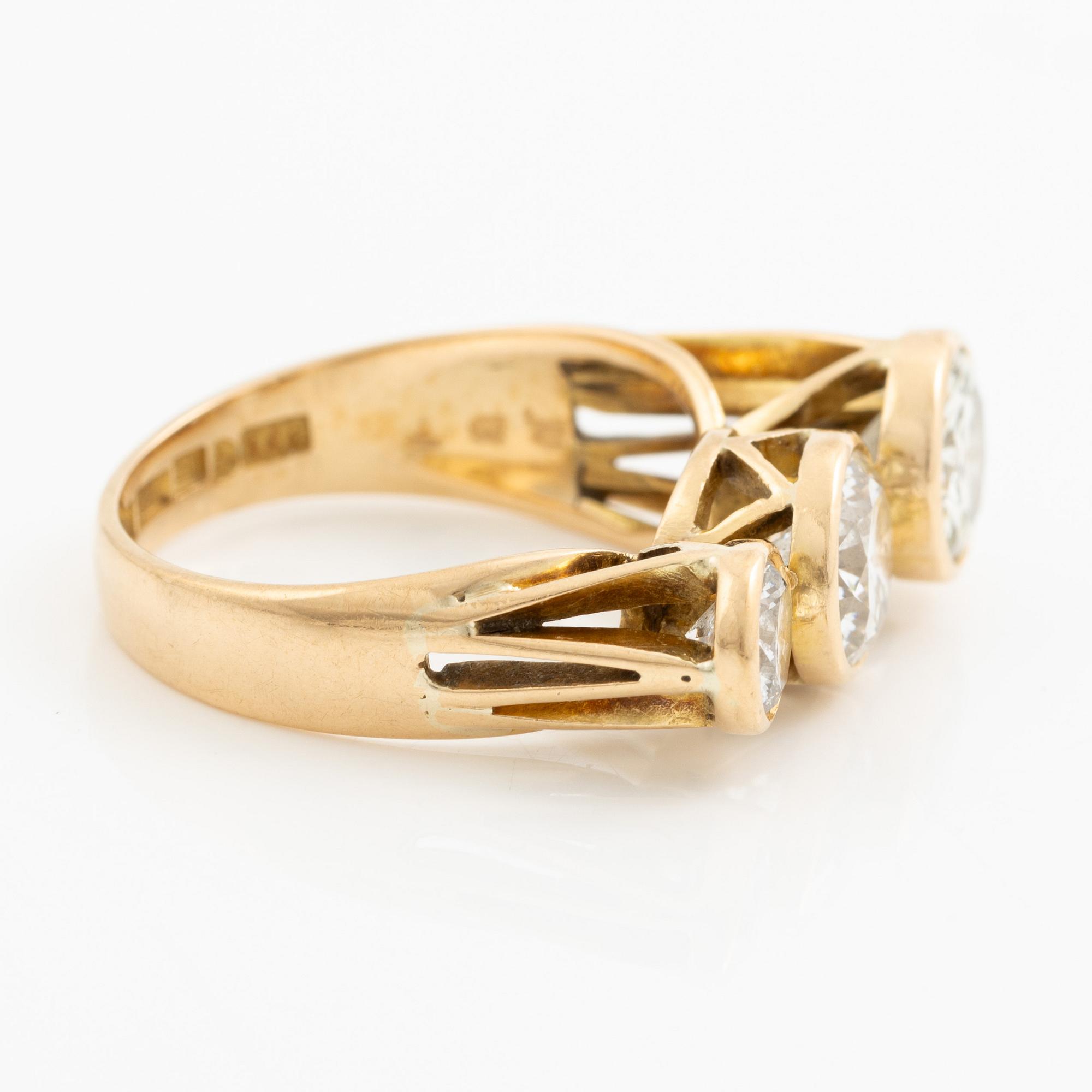 Ring, 18K guld med tre briljantslipade diamanter, totalt 2.87 ct.