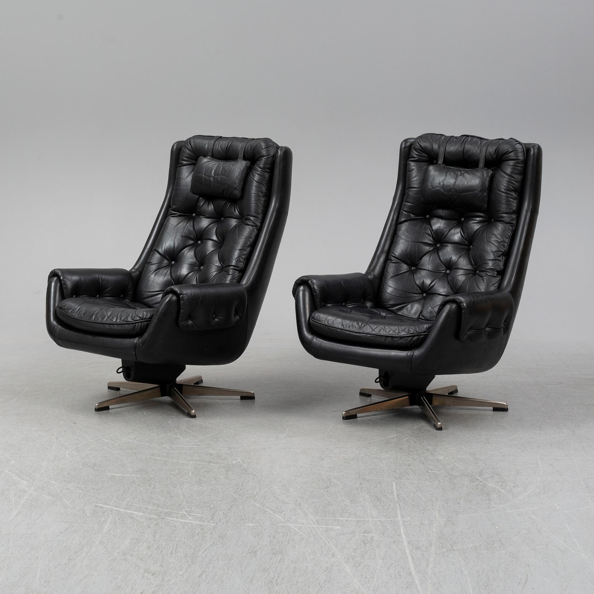 A pair of leather wivel chairs from PeeM, Finland, 1970's.