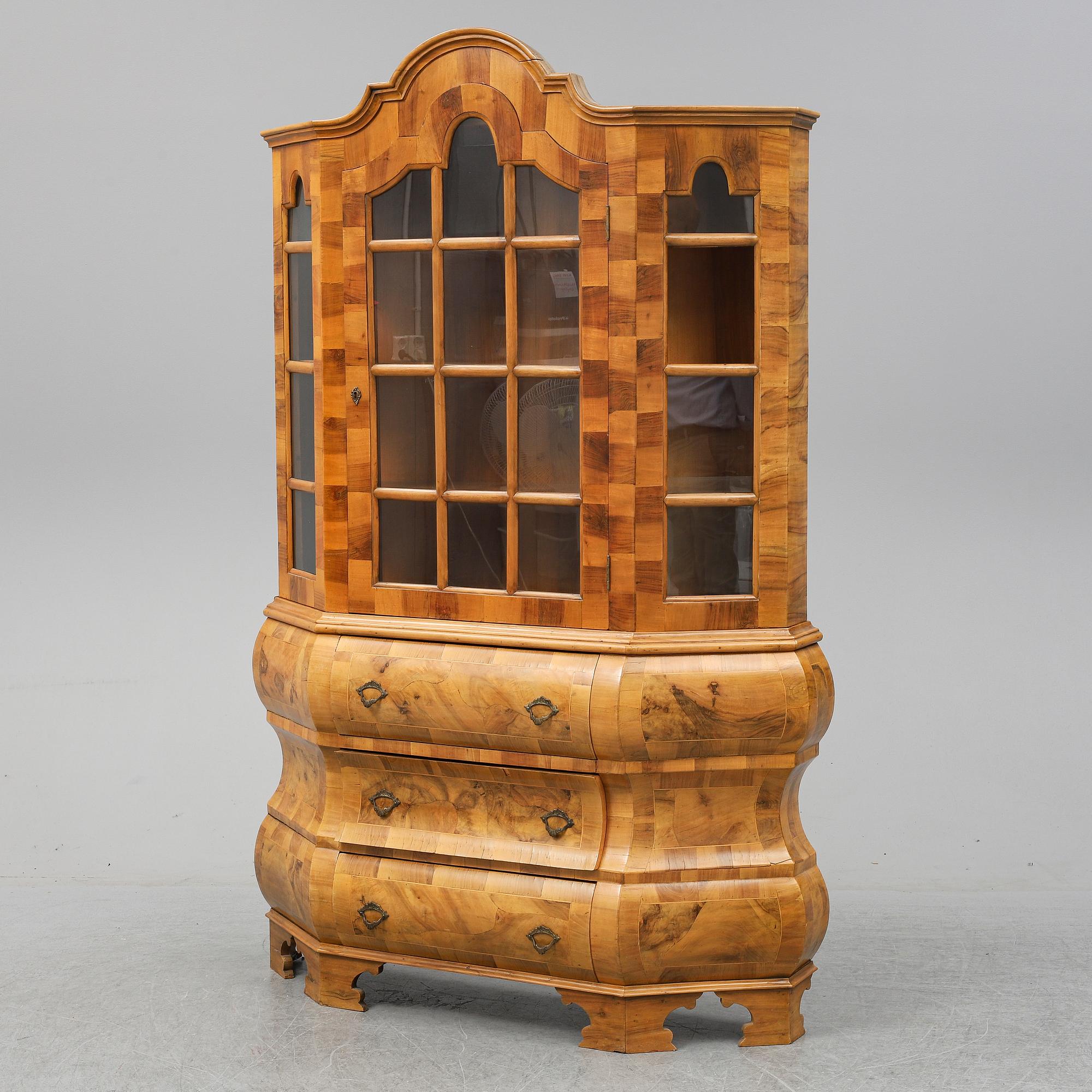 A first half of the 20th Century late Baroque style vitrine cabinet.