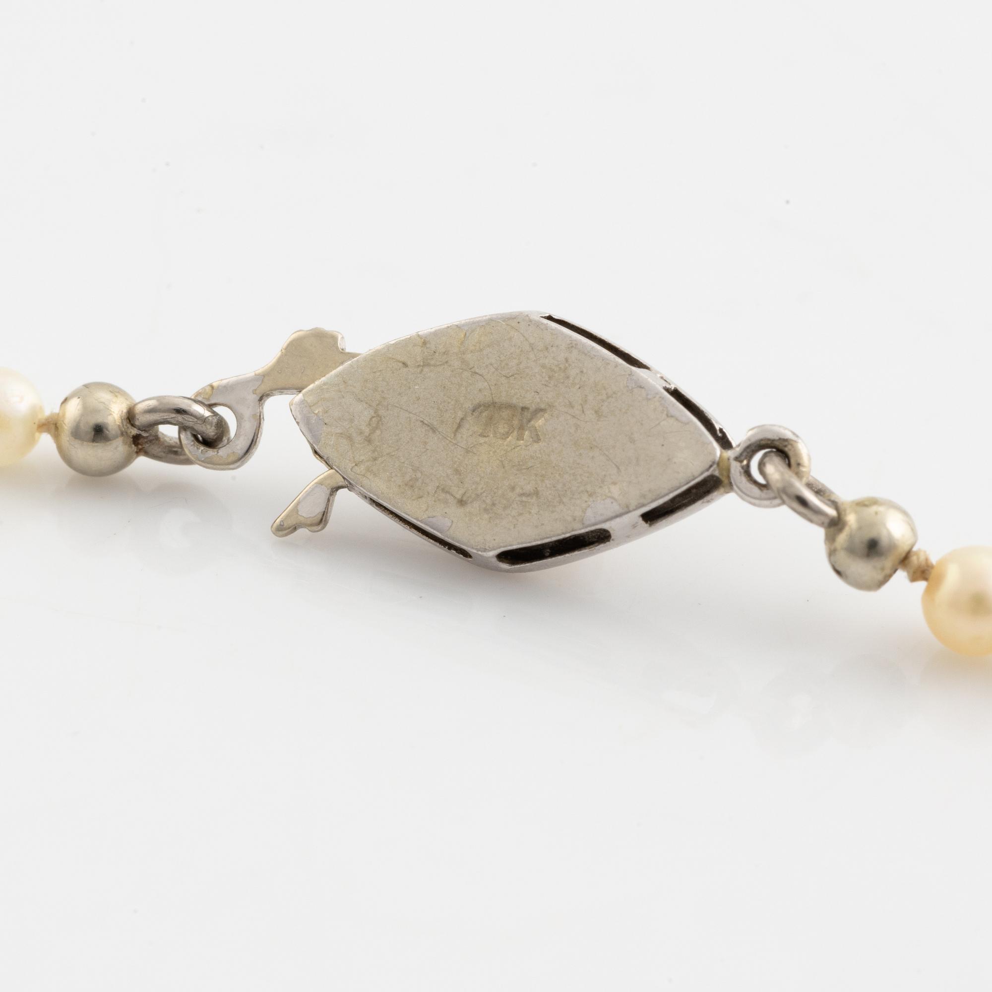 Calibrated cultured pearl necklace.