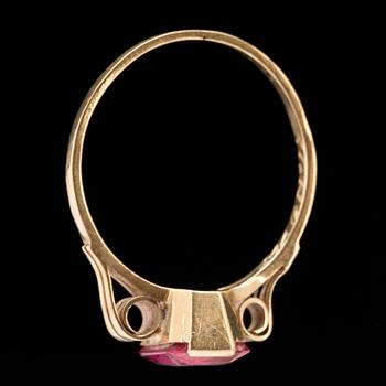 RING, 18k guld med rubin. Guldvaruhuset Aktiebolag, Stockholm, 1947. Vikt ca 2g.