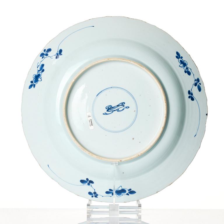 A blue and white charger, Qing dynasty, Kangxi (1662-1722).