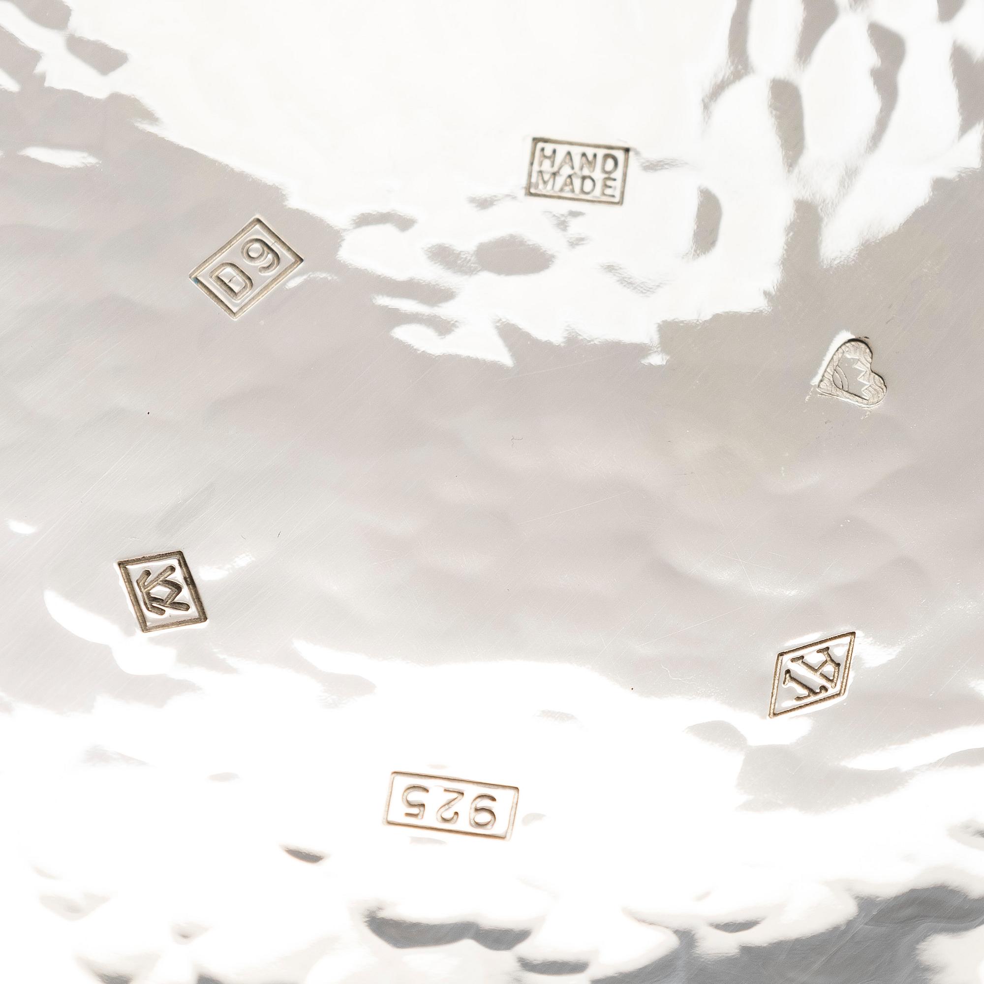 A. Tillander, skål, sterlingsilver och emalj, Åbo 2005.