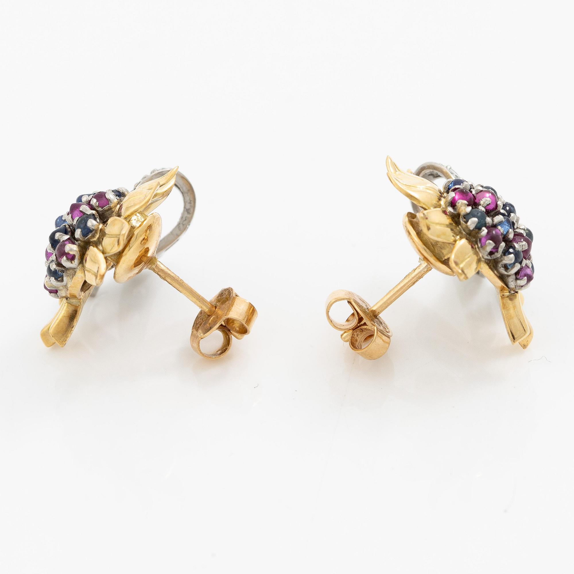 Ett par örhängen 18K guld med åttkantslipade diamanter samt safirer.
