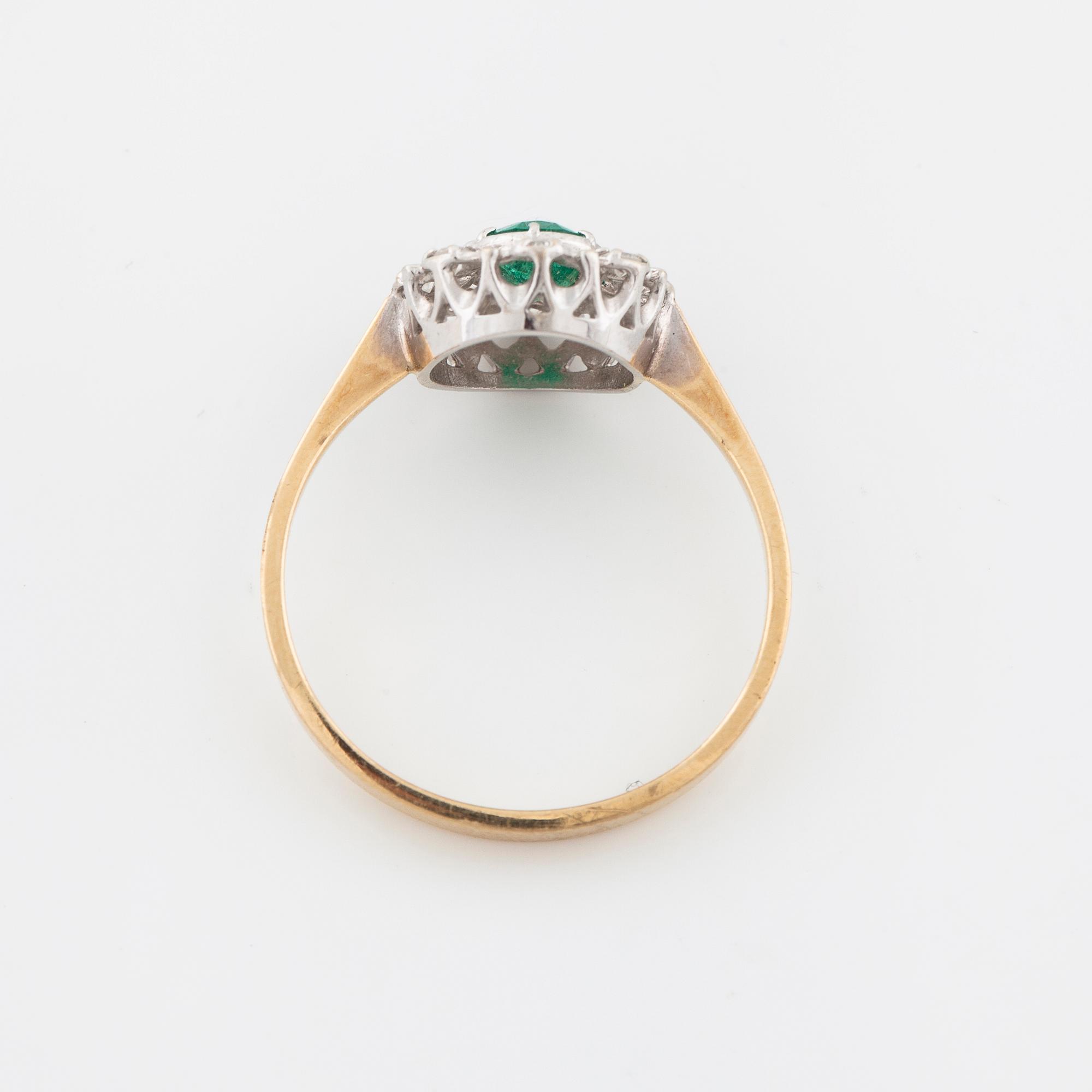 RING, med smaragd samt åttkantslipade diamanter, importstämplad.