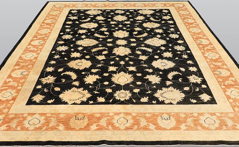 A carpet, Ziegler design, approx. 356 x 274 cm.