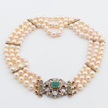 PEARL NECKLACE, 3 rows, clasp in 14K gold 1 emerald approx 7 x 7 mm and diamonds, rose-cut diamonds and emeralds.