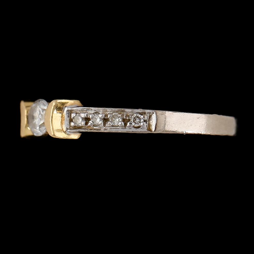RING, 18K tvåfärgat guld, briljantslipade diamanter. Vikt ca 3 g.