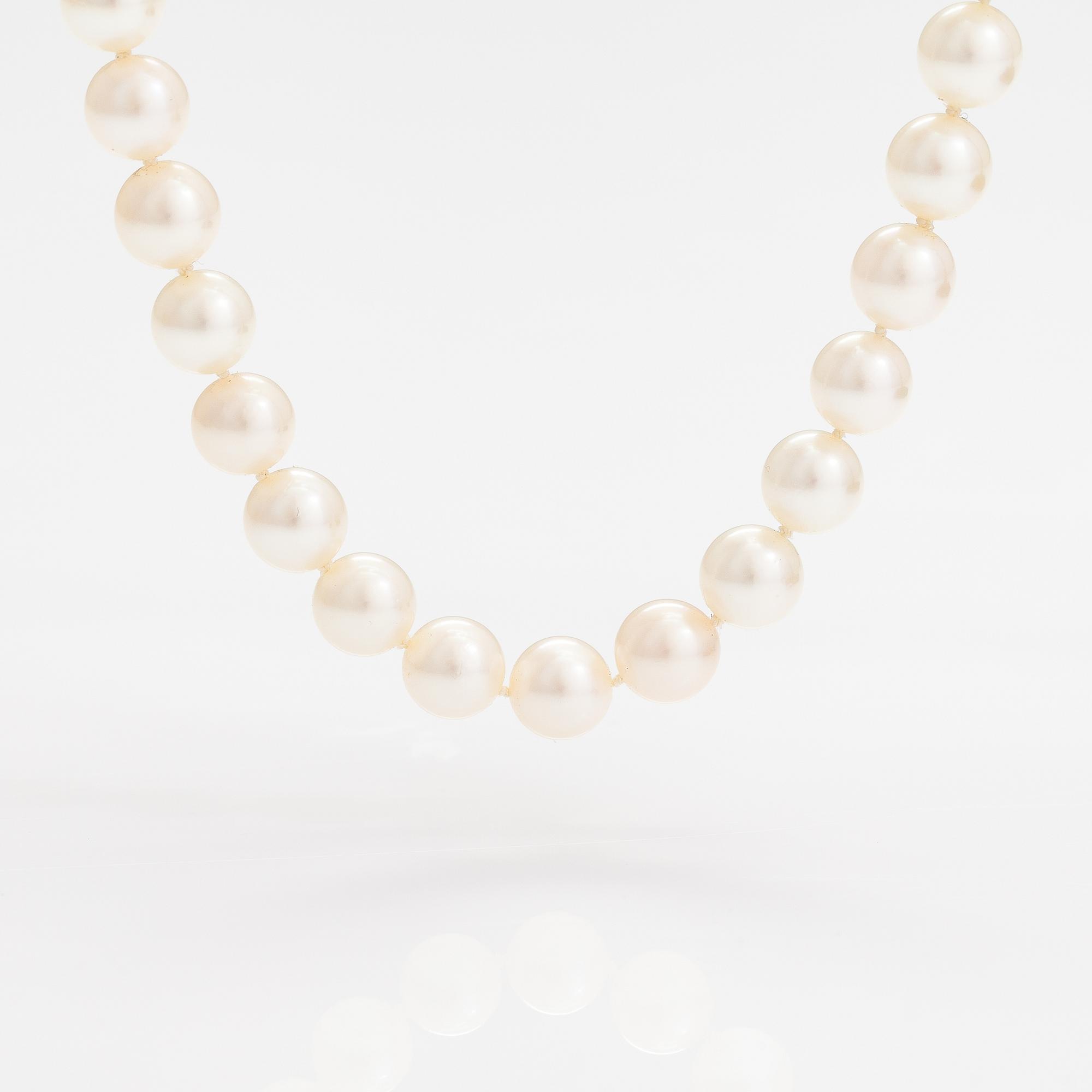 A pealr collier with cultured pearls and a metal clasp.