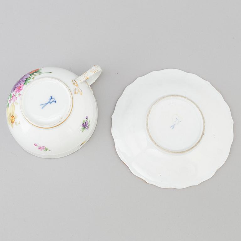 A lot of 3 custard cups, cup and a dish, 18th century and newer.