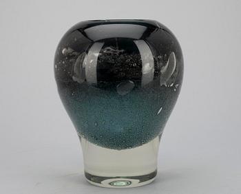 VAS/GLASSKULPTUR, sign. Heikki Orvola, Nuutajärvi Notsjö. 1900-talets senare hälft.