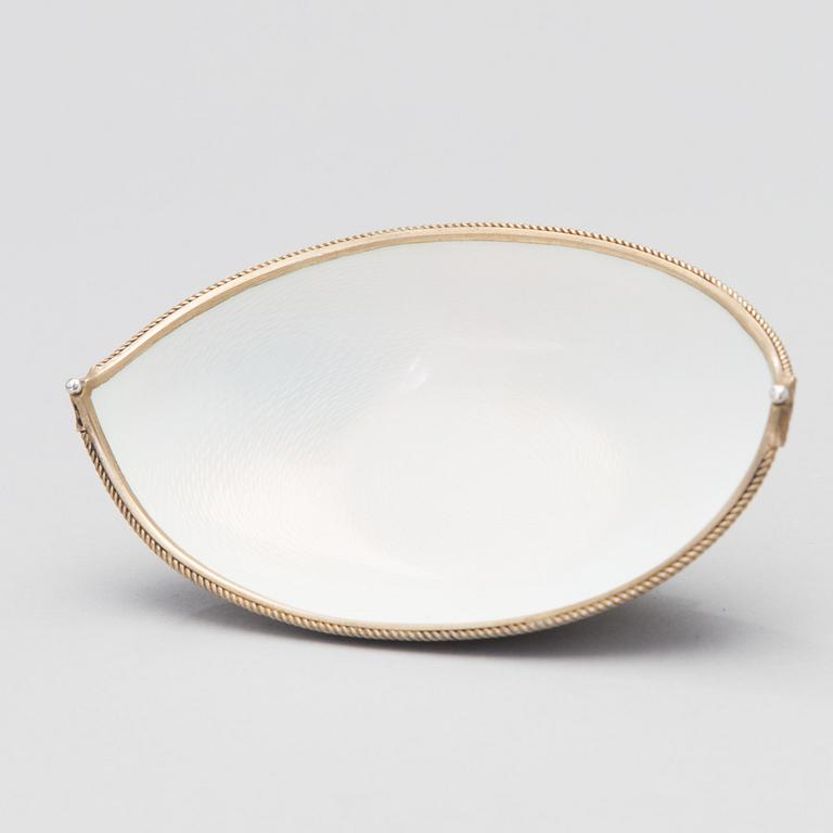 NEULAVATI, valkoiseksi emaloitu hopeaa, Henrik Wigström, Pietari 1890-luku.