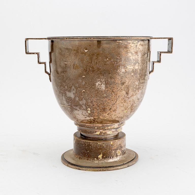 A 1930s silver cup, weight 830 grams.