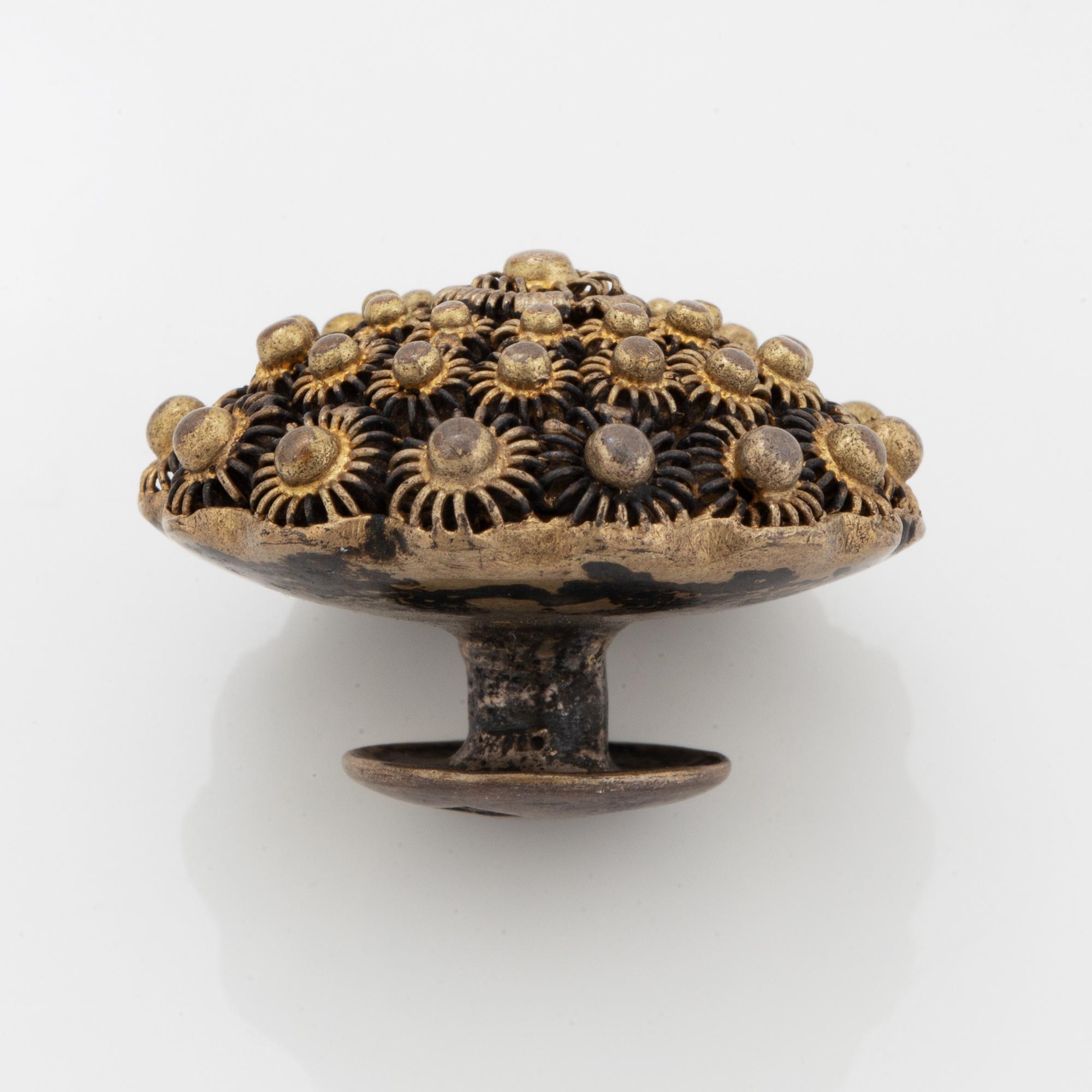 Silverknappar, med filigranarbete.