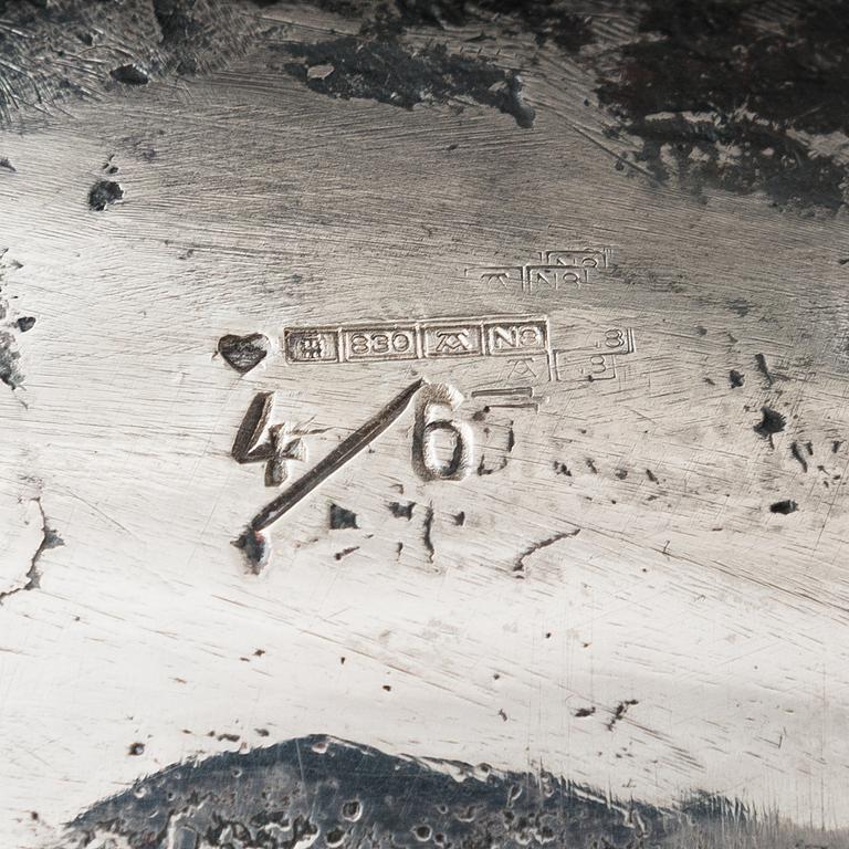 Pertti Kolehmainen, hopeaveistos, signeerattu 1989, numeroitu 4/6.