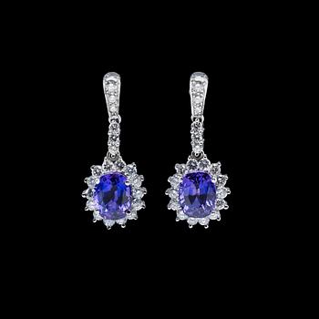 517. A PAIR OF EARRINGS, Sapphires c. 7.10 ct, brilliant cut diamonds c. 1.82 ct. Weight 9,3 g.