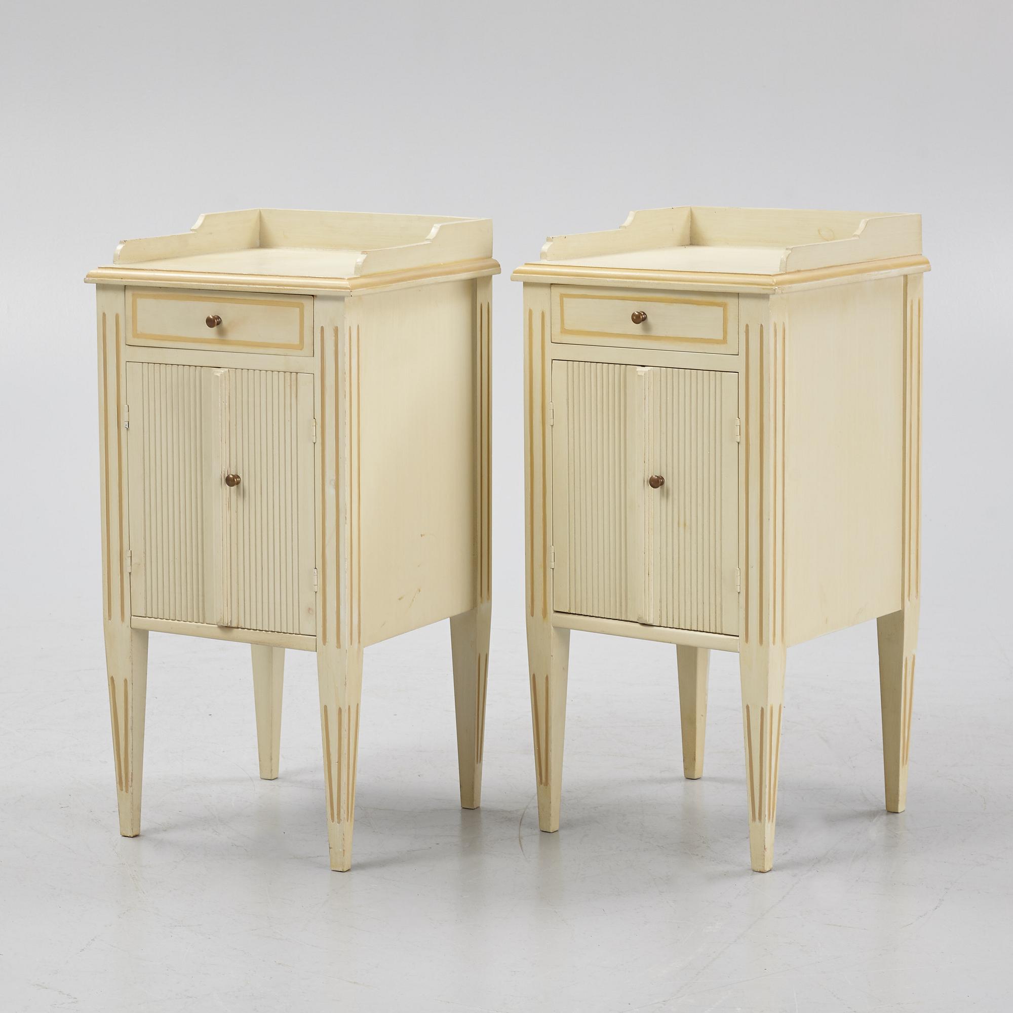 Sovrumsmöblemang, 4 delar, gustaviansk stil, sent 1900-tal.