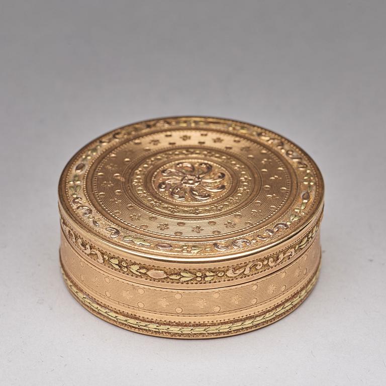 A French late 18th century gold en deux couleurs box, Paris 1791.