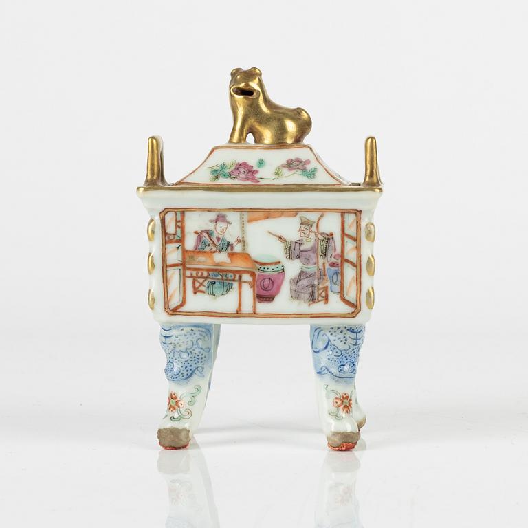 A small porcelain censer with cover, Qing dynasty, 19th Century.