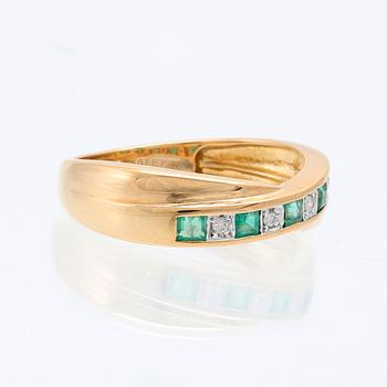 Ring 18K guld med runda briljantslipade diamanter och trappslipade smaragder.