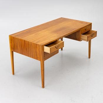 Skrivbord, Valnöt, 1900-talets mitt/ andra hälft.