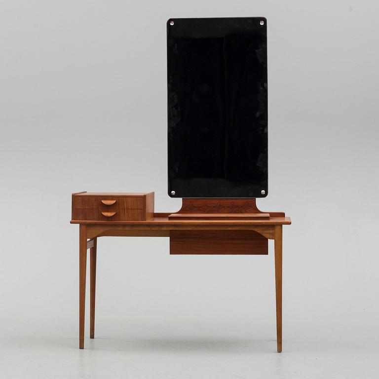 A 1960s bureau with mirror.