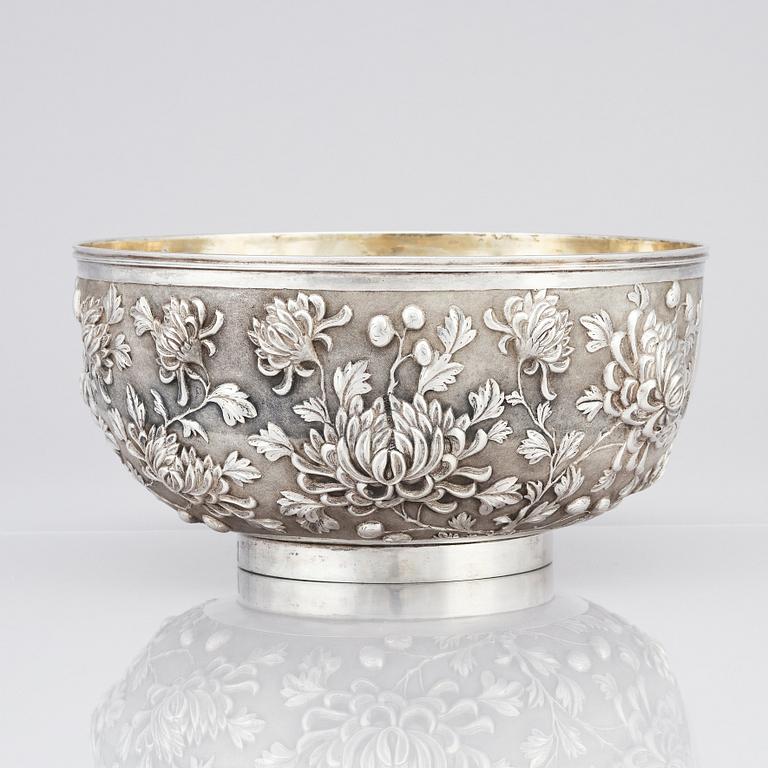 A Chinese Export silver bowl, marked Wang Hing, circa 1900. Weight 790 gram.