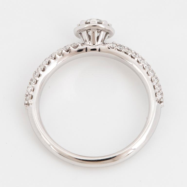 Round brilliant-cut diamond ring.