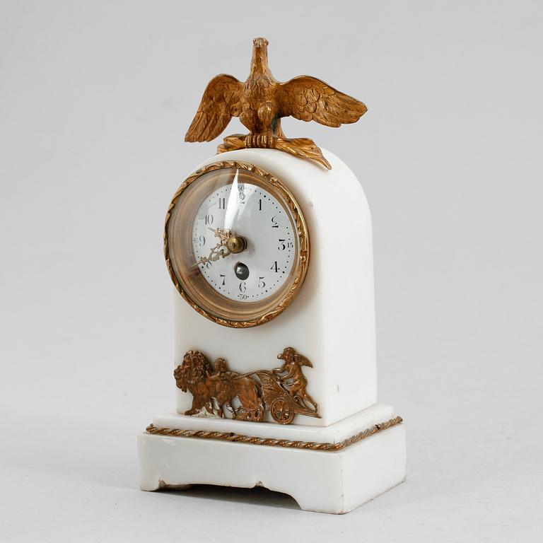 BORDSUR, alabaster och mässing, 1800-tal.