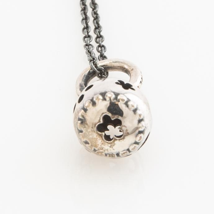 Ole Lynggaard, halsband "Lace Egg" av silver med en oxiderad kedja.