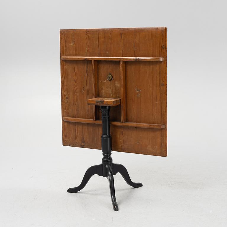 Drop-leaf table, first half of the 19th century.