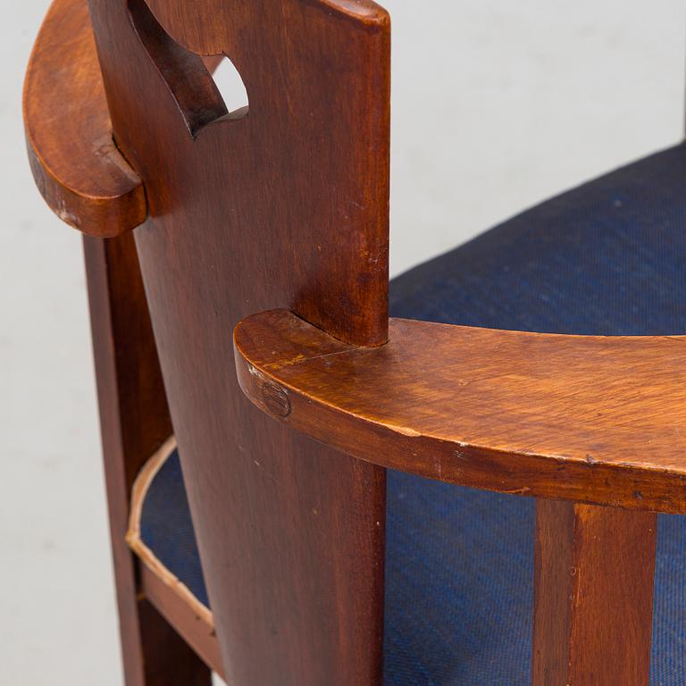 A pair of Arts and Crafts armchairs, early 20th century.