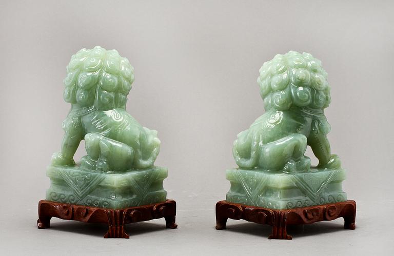 FIGURINER, ett par, jade, Kina. 1900-tal.