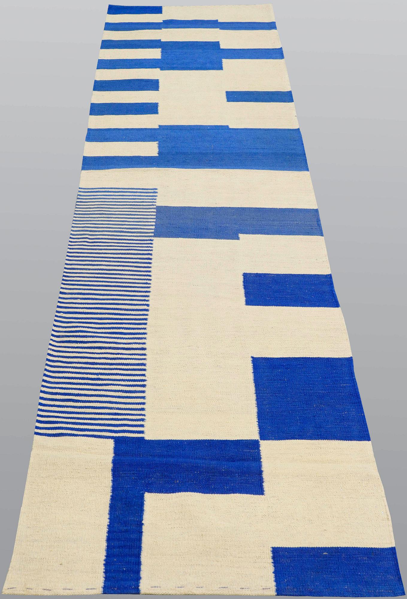 A flat weave runner, ca 293 x 80 cm.