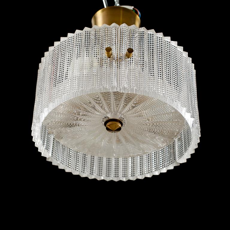 TAKLAMPA, glas och mässing, Carl Fagerlund, Orrefors. Höjd ca 20 cm.