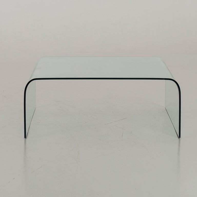 A GLASS SOFA TABLE.