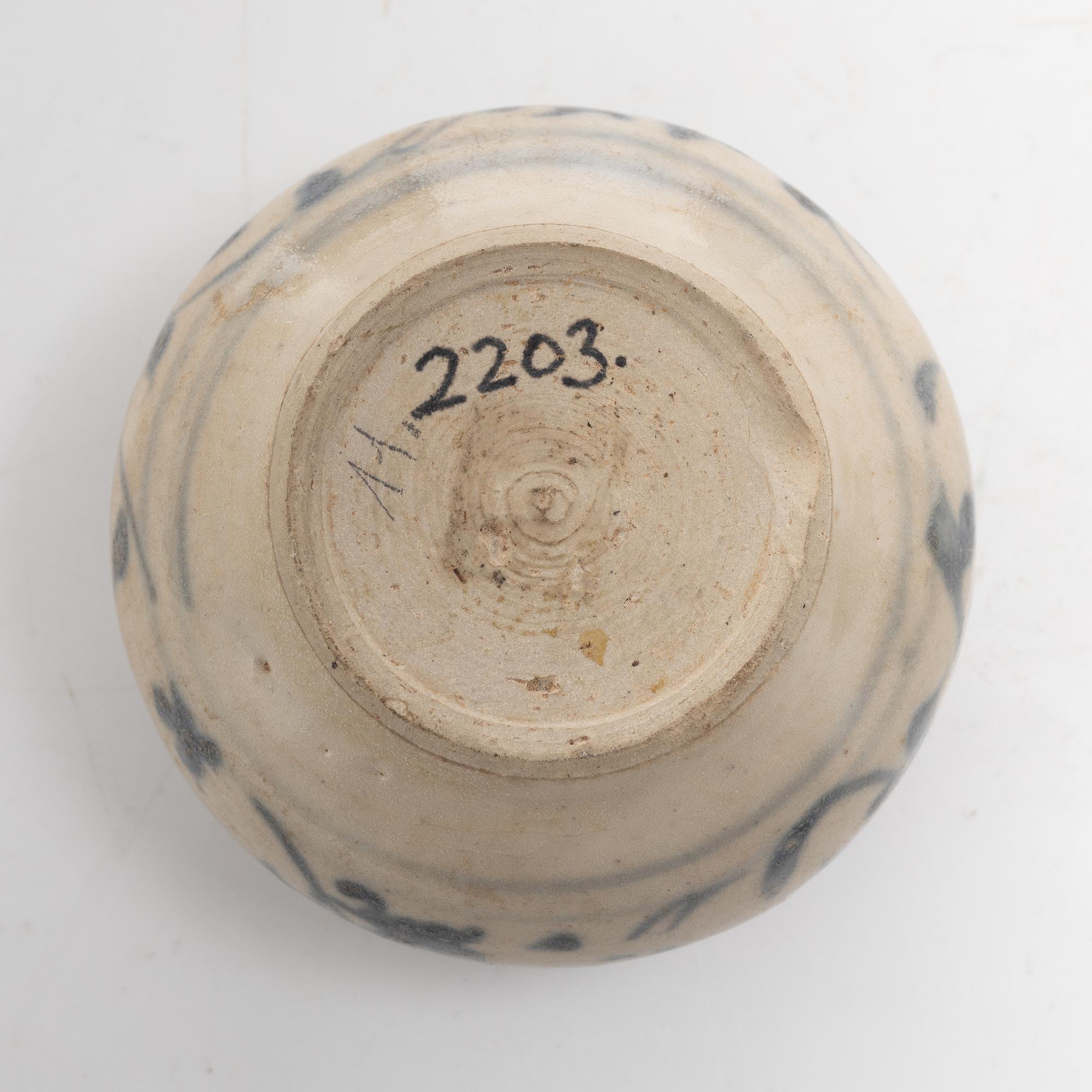 A Chinese blue and white porcelan bowl and a small vase, Ming dynasty (1368-1644).