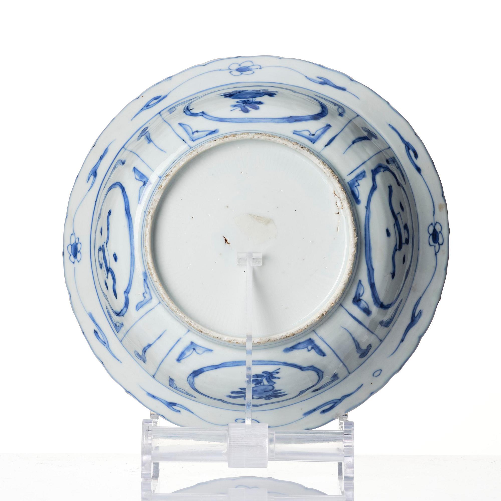 A blue and white klappmutz dish, 17th century.