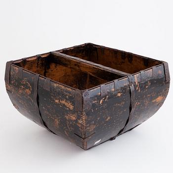 Vedkorg och skrin, allmoge, solparasoll, samt två vanitas-skulpturer.