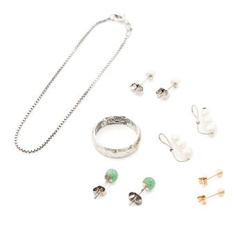 Four pairs of earrings, a silver ring and a silver bracelet chain.
