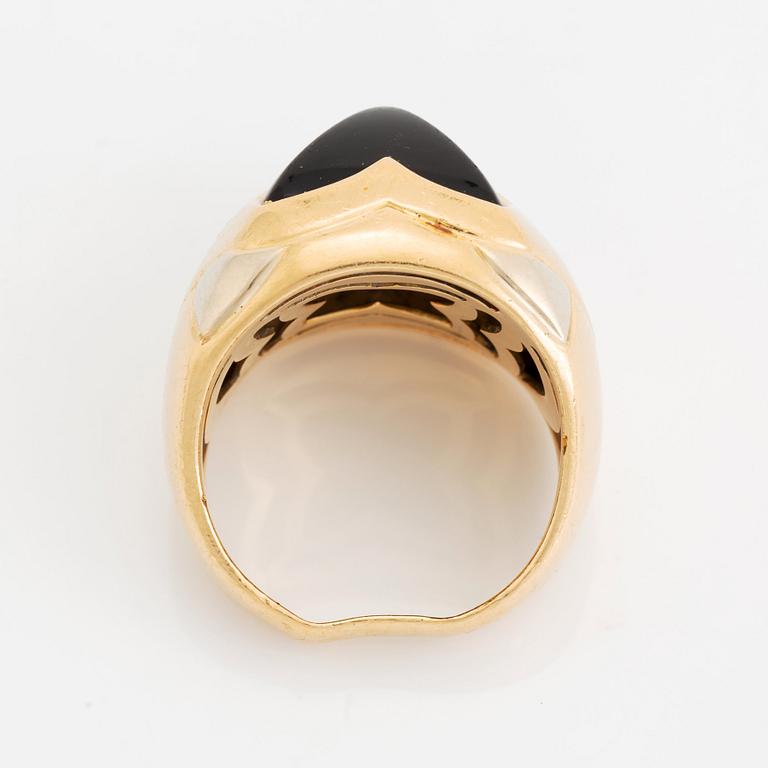 An 18K gold and onyx Bulgari ring.