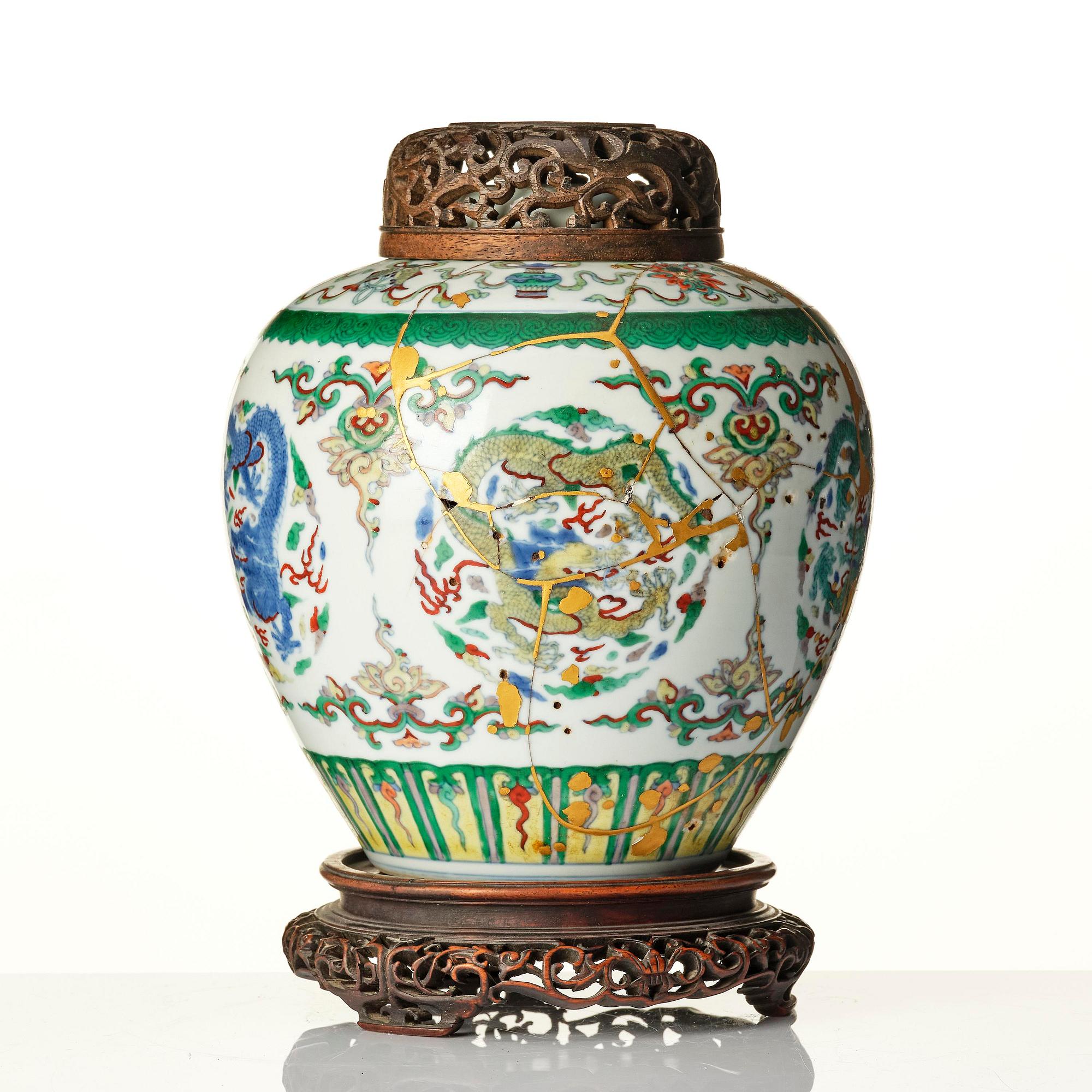 A rare doucai dragon medallion jar, Qing dynasty, Yongzheng mark and of the period (1723-35).