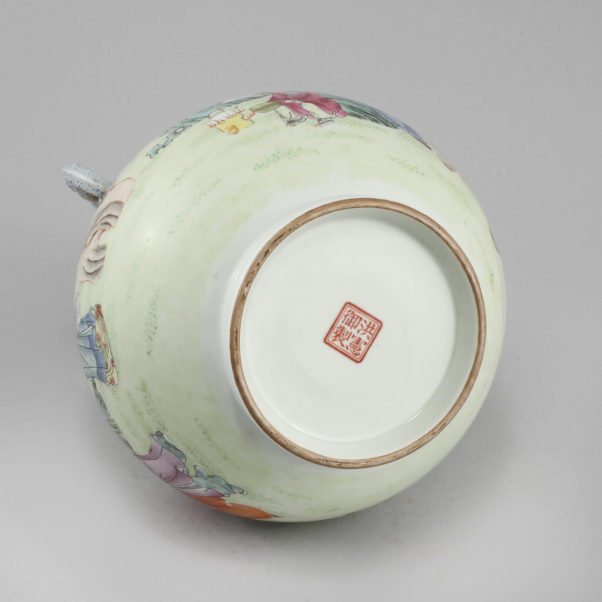 VAS, porslin, Kina. Modern tillverkning.