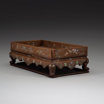 SIGILLSTÄLL, trä och pärlemor. Qingdynastin, Qianlong (1736-95).