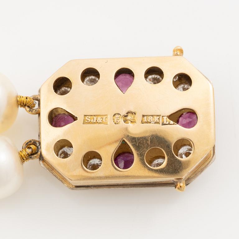 Pearl necklace, two-stranded, with a clasp by Seblings in 18K gold set with emeralds, rubies, and brilliant-cut diamonds.