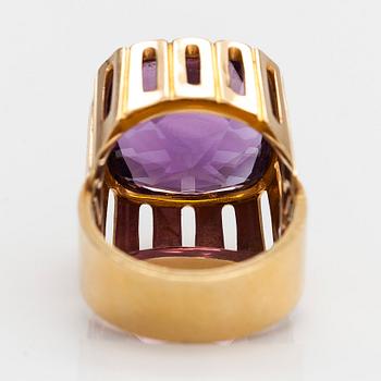 Ring, cocktailring, 18K guld med en ametist. Kultaseppäkoulu, Helsingfors 1964.