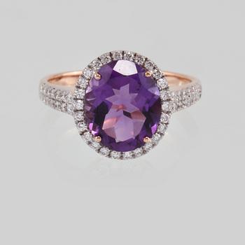 RING, 18K guld med briljantslipade diamanter 0.46 ct samt ovalslipad ametist. Vikt 3,5 gram.