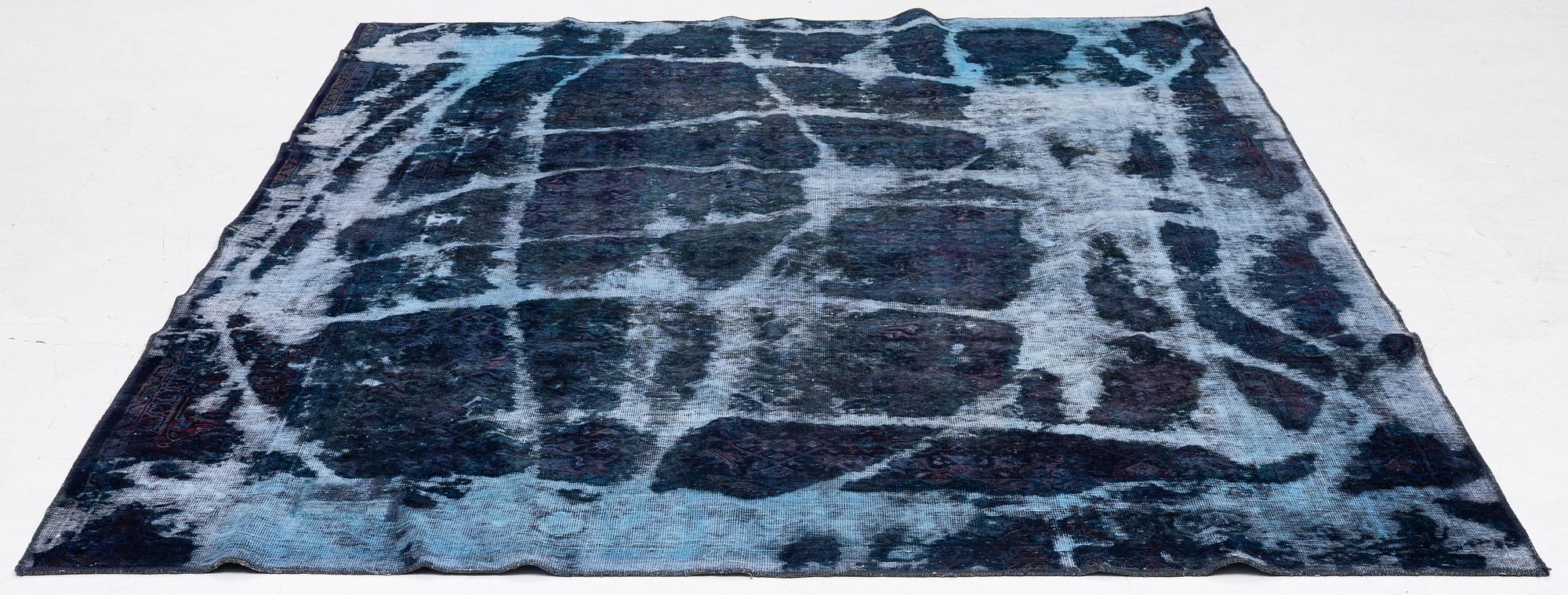 A Vintage Design carpet, approx. 306 x 229 cm, contemporary.