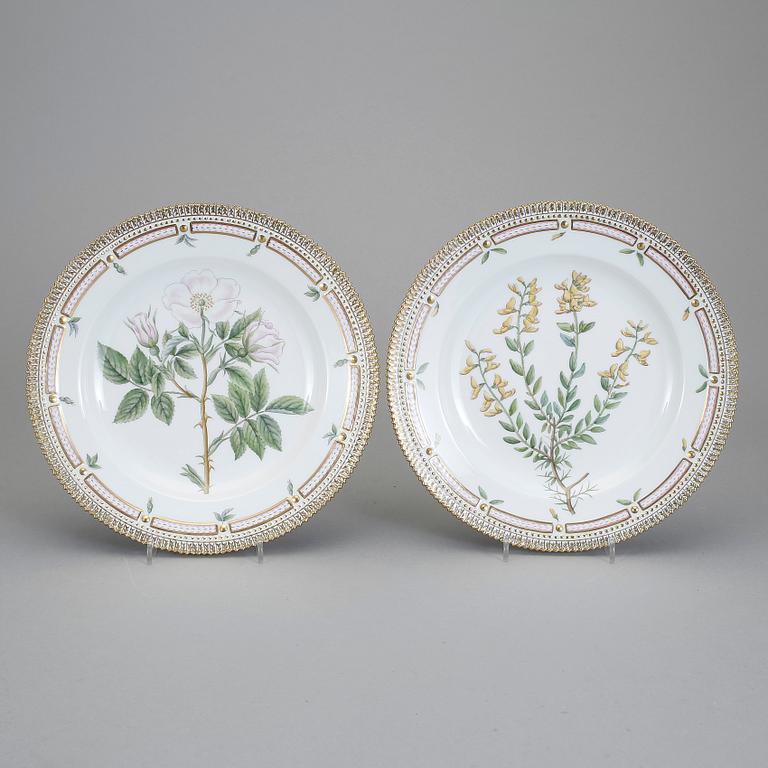 TALLRIKAR, 2 st, porslin. "Flora Danica", Royal Copenhagen.