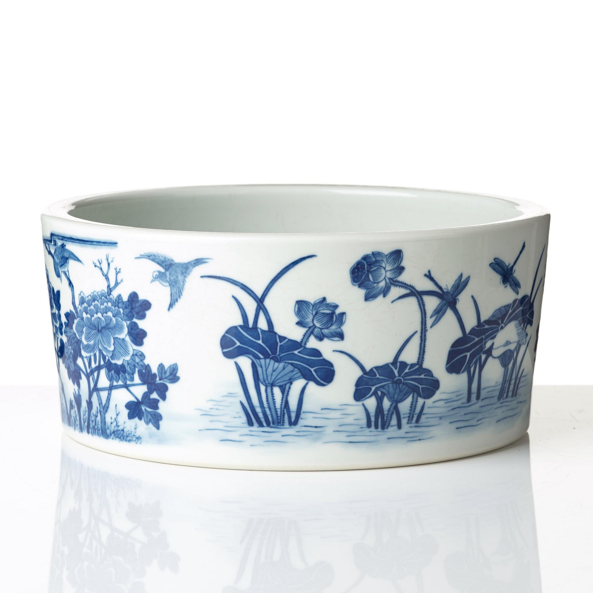A blue and white flower pot, Qing dynasty, circa 1900.